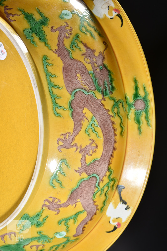 清 素三彩暗刻龙纹大盘 - 图12